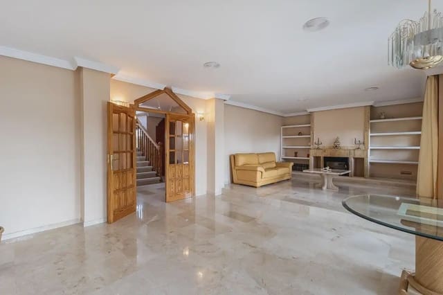 Villa til salgs i Peligros med svømmebasseng garasje - € 510 000 (Ref: 9837409)