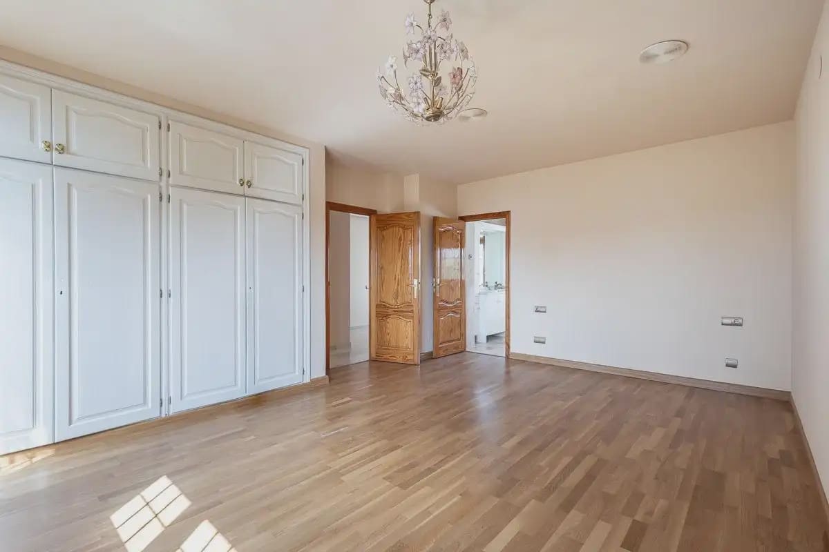 Villa til salg i Peligros med swimmingpool garage - € 510.000 (Ref: 9837409)