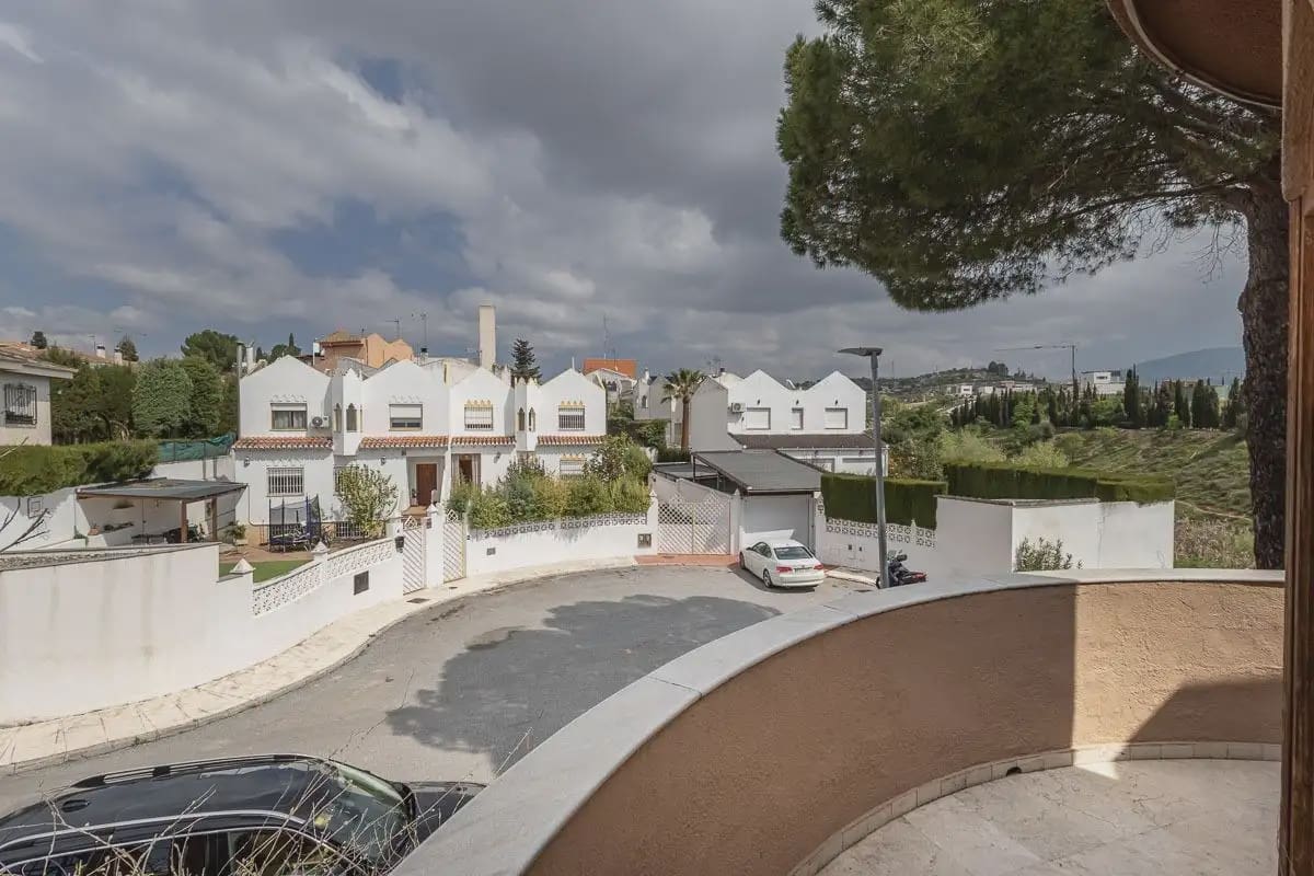 Villa til salg i Peligros med swimmingpool garage - € 510.000 (Ref: 9837409)
