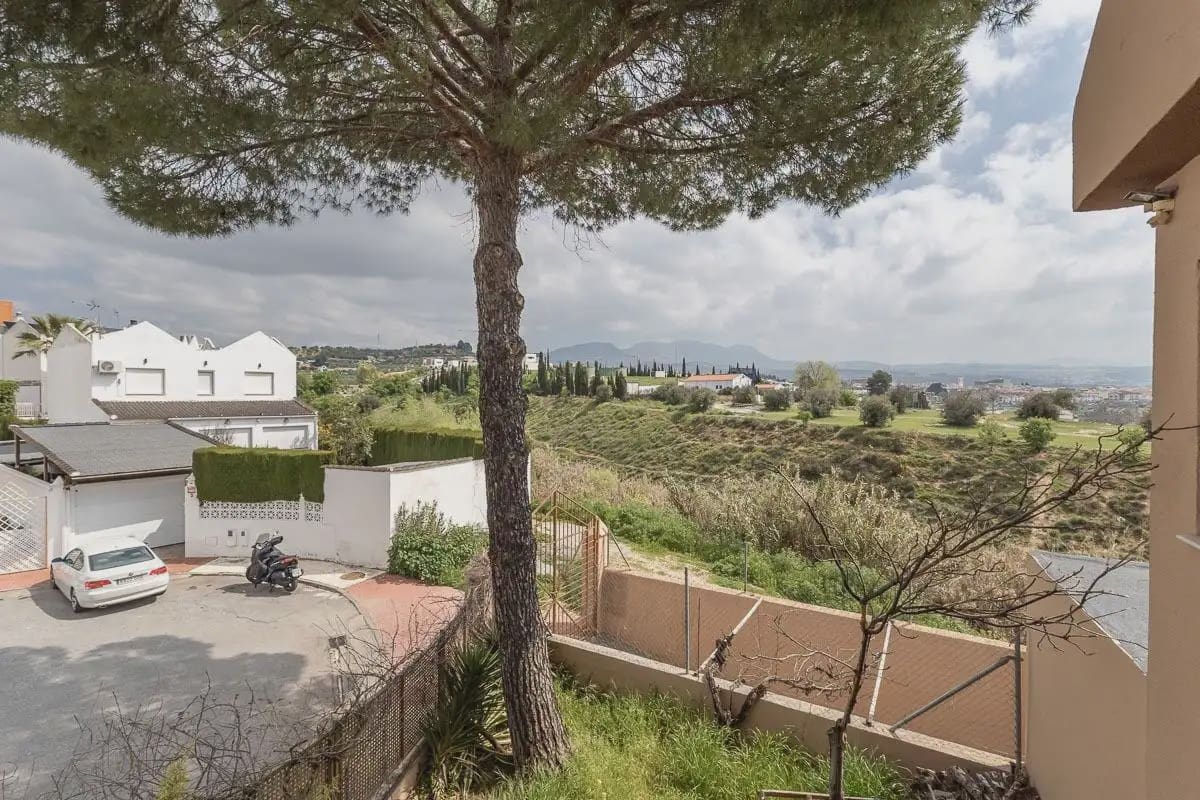Villa til salg i Peligros med swimmingpool garage - € 510.000 (Ref: 9837409)