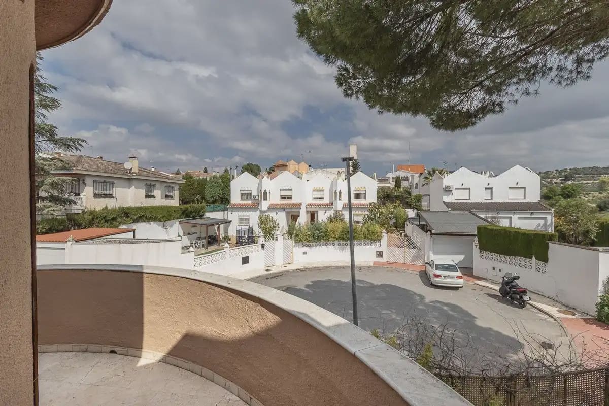 Villa til salg i Peligros med swimmingpool garage - € 510.000 (Ref: 9837409)