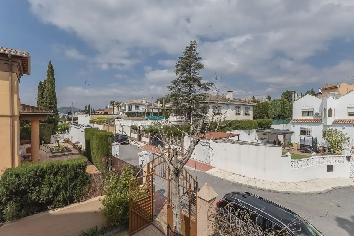Villa til salg i Peligros med swimmingpool garage - € 510.000 (Ref: 9837409)