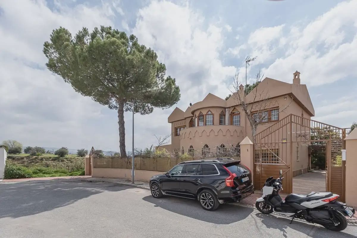 Villa til salg i Peligros med swimmingpool garage - € 510.000 (Ref: 9837409)