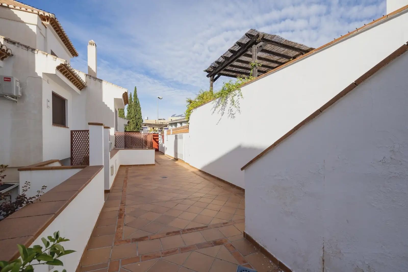 Villa zu verkaufen in Granada Stadt mit Pool Garage - 419.000 € (Ref: 9837413)