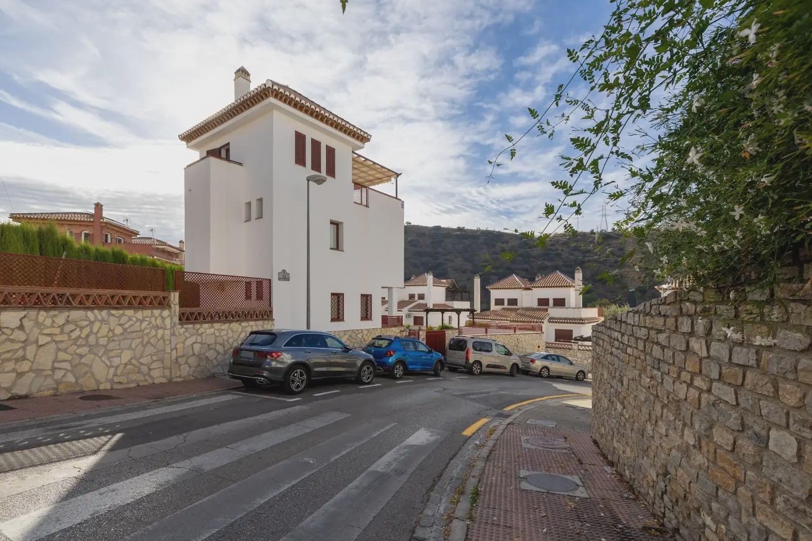 Villa zu verkaufen in Granada Stadt mit Pool Garage - 419.000 € (Ref: 9837413)