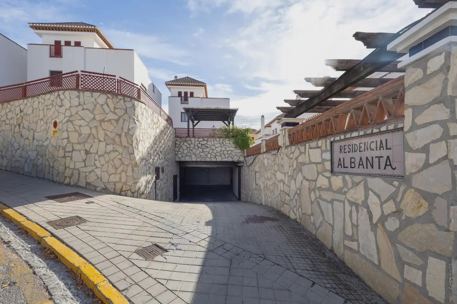 Villa zu verkaufen in Granada Stadt mit Pool Garage - 419.000 € (Ref: 9837413)