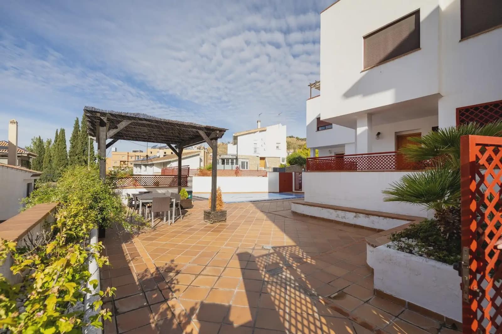 Villa zu verkaufen in Granada Stadt mit Pool Garage - 419.000 € (Ref: 9837413)