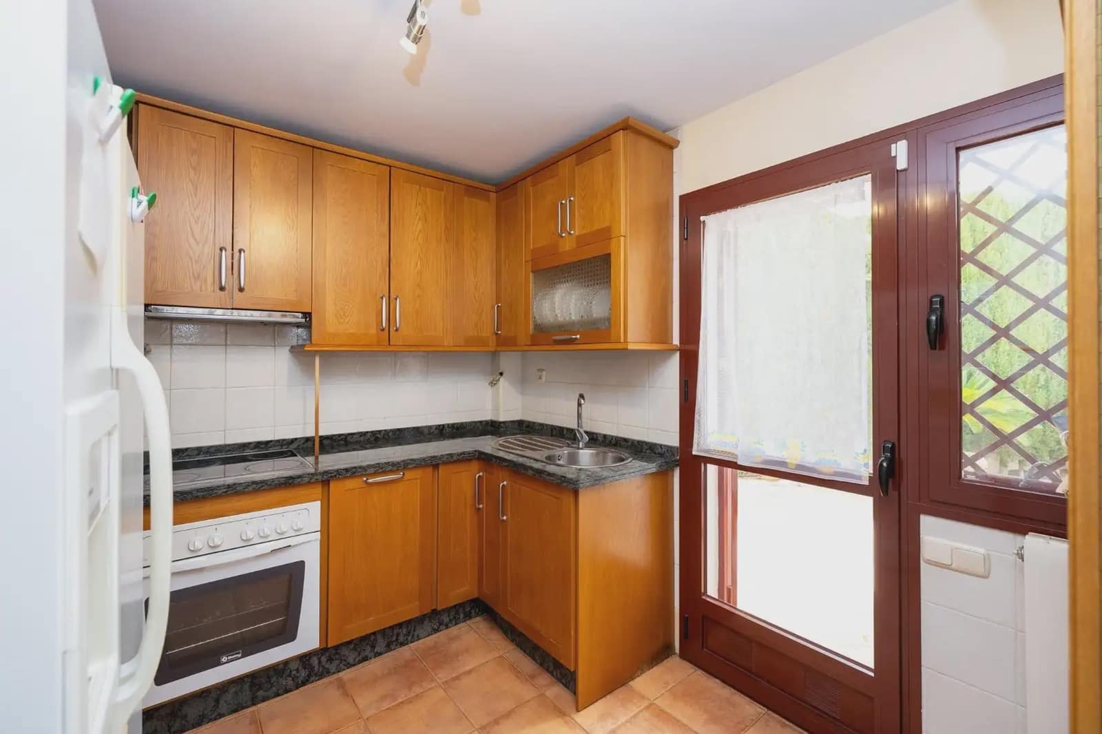 Villa zu verkaufen in Granada Stadt mit Pool Garage - 419.000 € (Ref: 9837413)