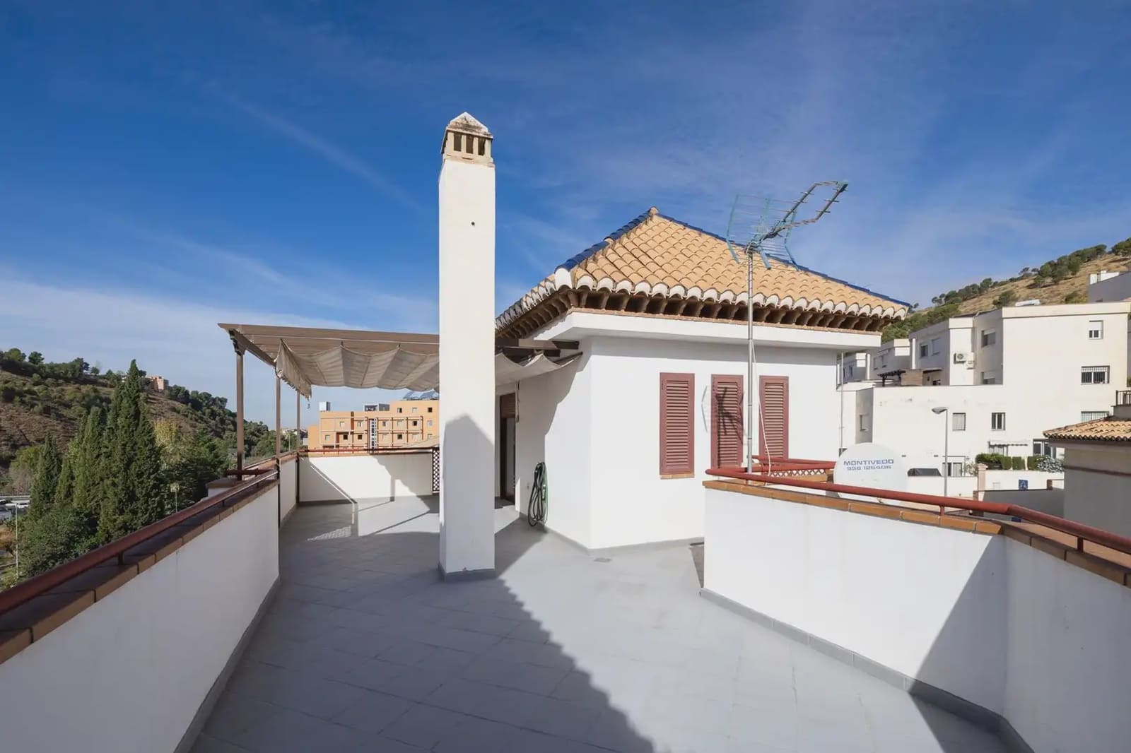 Villa zu verkaufen in Granada Stadt mit Pool Garage - 419.000 € (Ref: 9837413)
