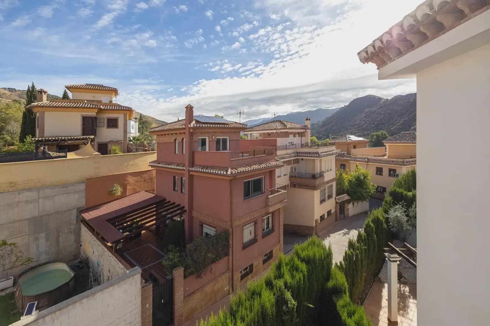Villa zu verkaufen in Granada Stadt mit Pool Garage - 419.000 € (Ref: 9837413)