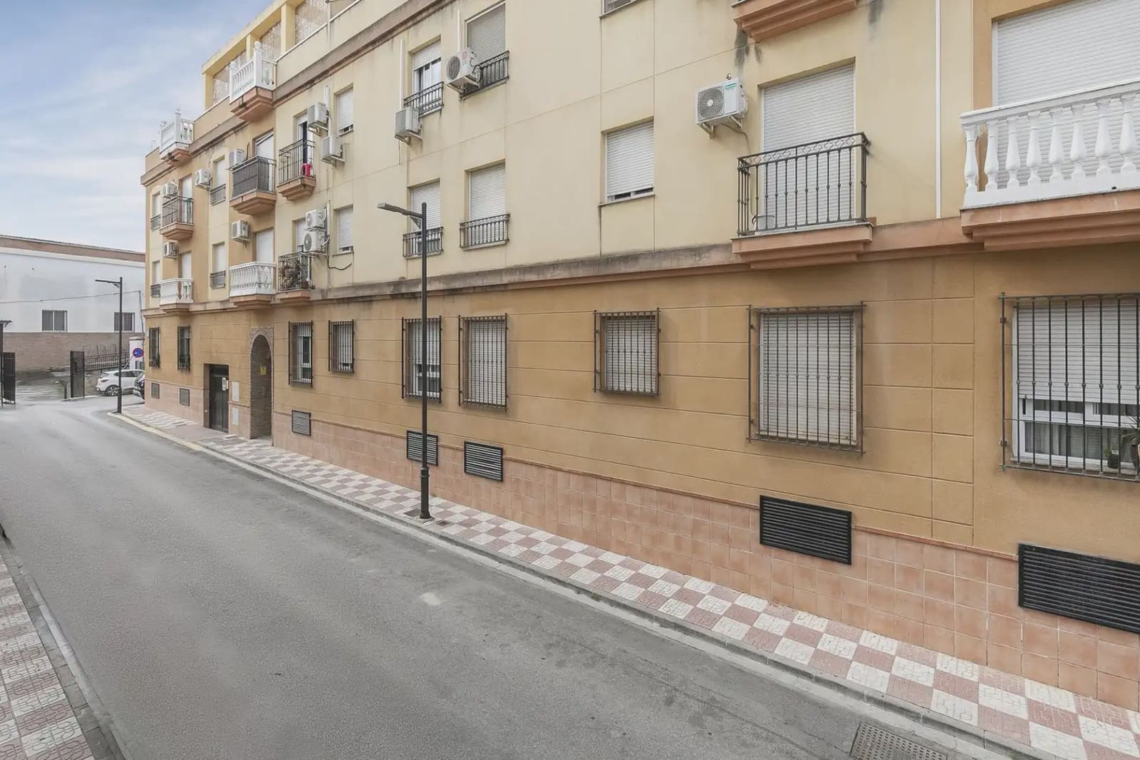 Flat for sale in Pinos Puente with garage - € 80,000 (Ref: 9837424)