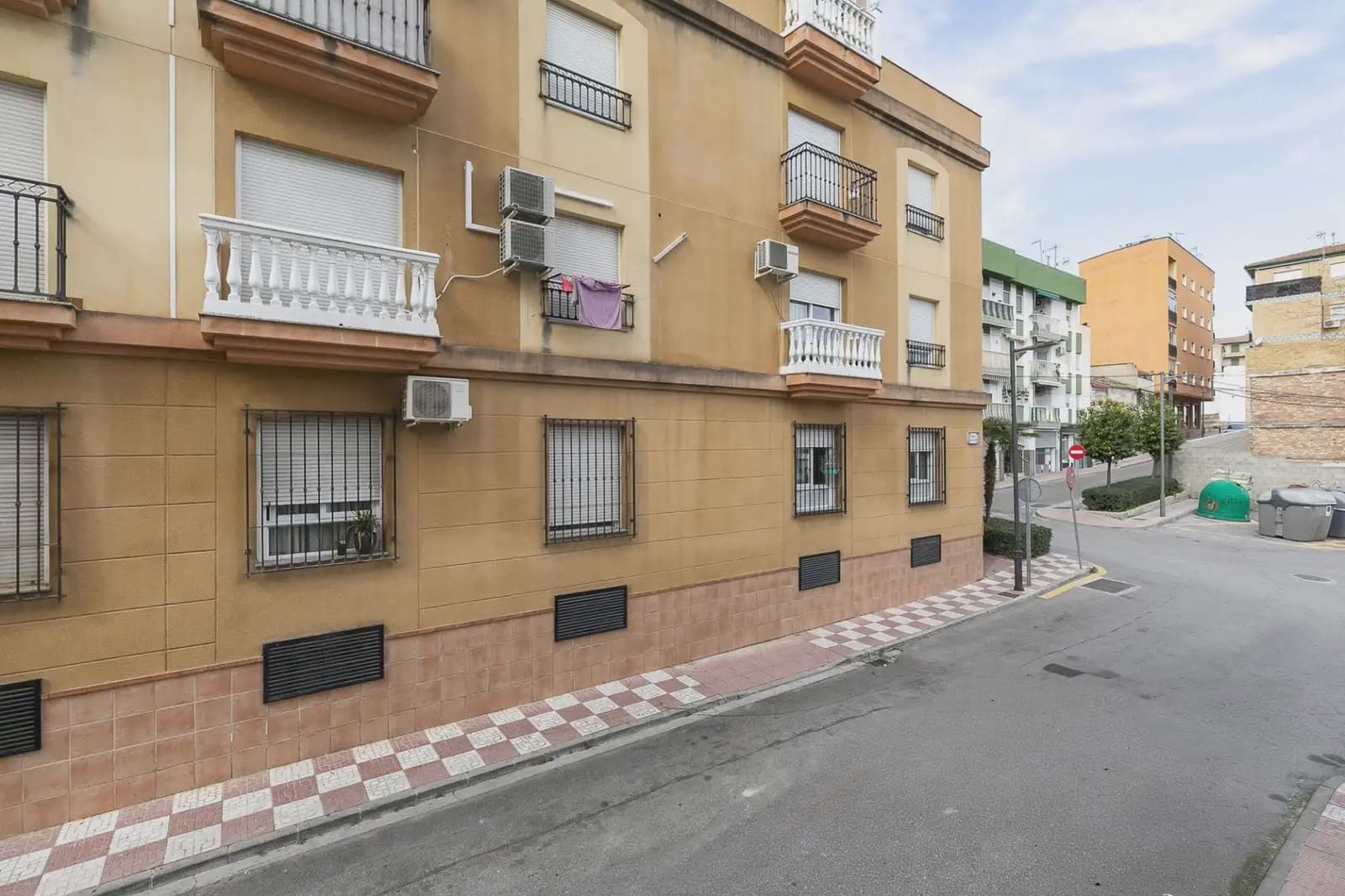 Flat for sale in Pinos Puente with garage - € 80,000 (Ref: 9837424)