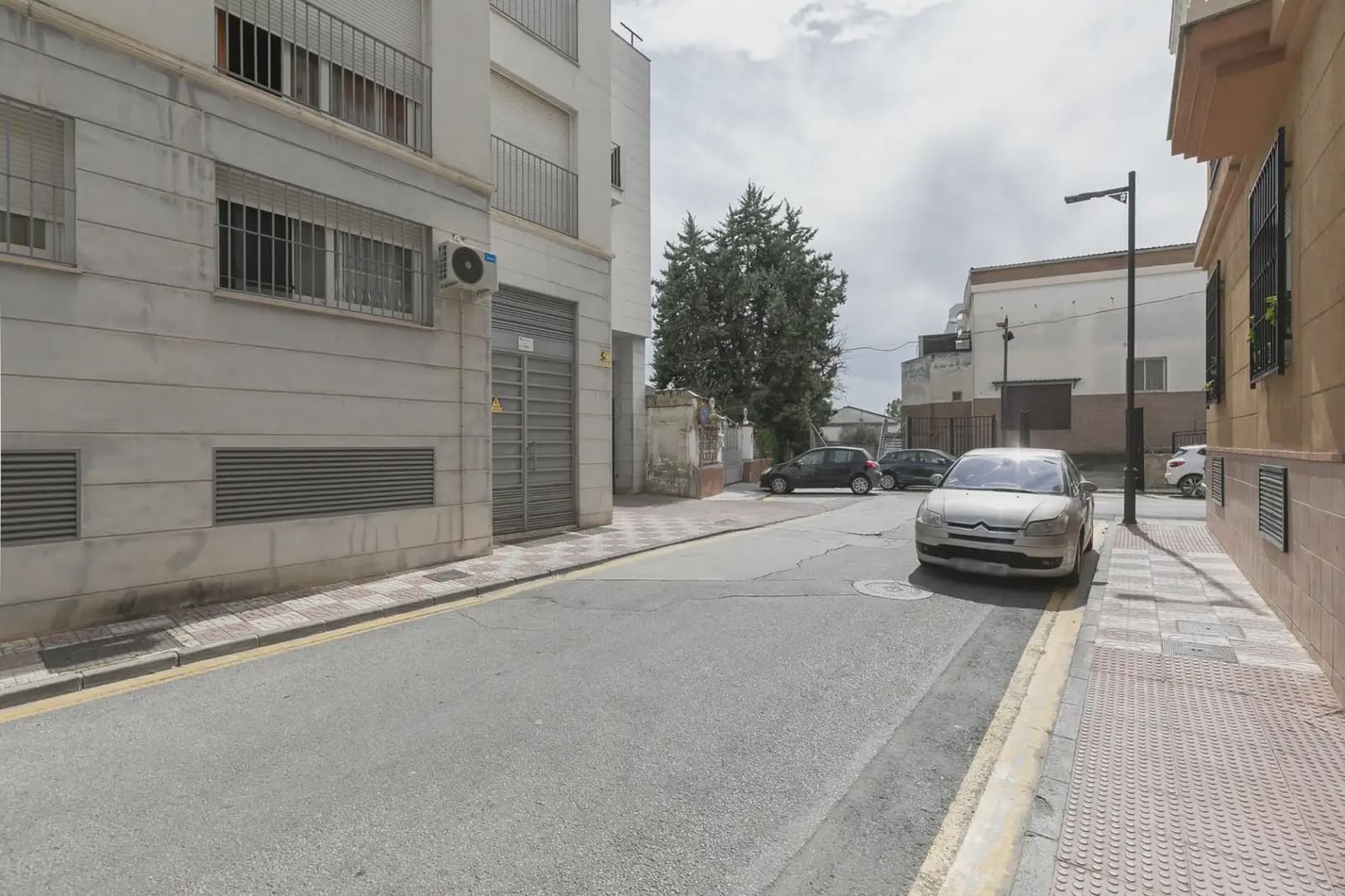 Flat for sale in Pinos Puente with garage - € 80,000 (Ref: 9837424)