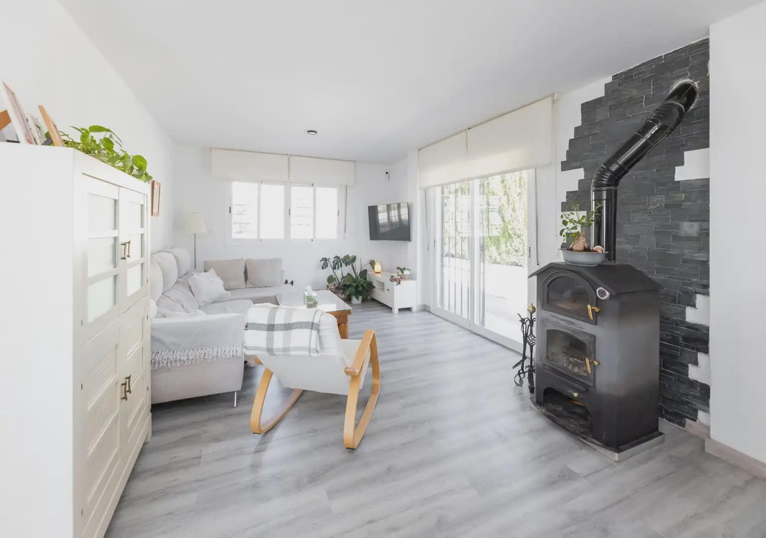 Finca/Herregård til salgs i Nivar med garasje - € 335 000 (Ref: 9837426)