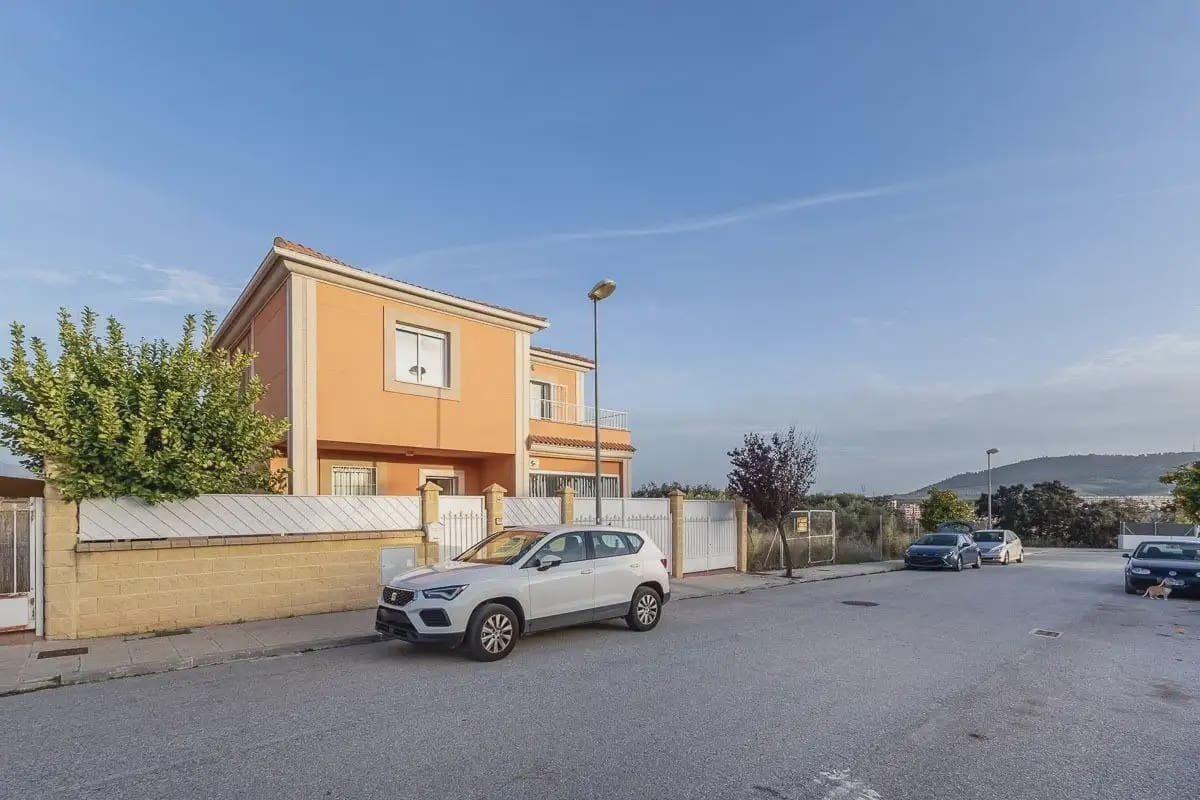 Villa til salg i Atarfe med swimmingpool garage - € 329.000 (Ref: 9837431)