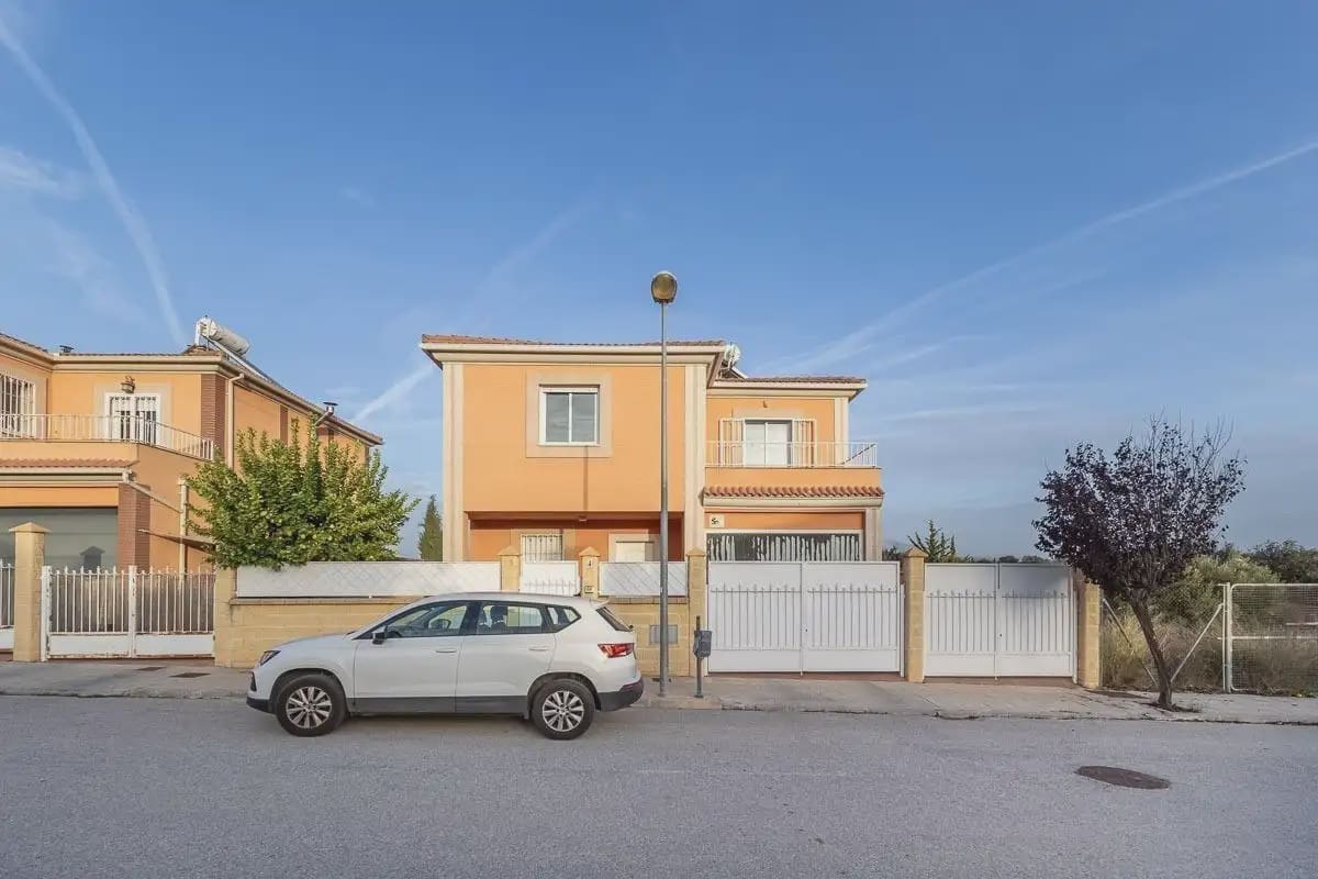 Villa til salg i Atarfe med swimmingpool garage - € 329.000 (Ref: 9837431)