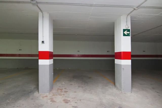 Garage til salg i Centro - Sagrario, Granada by - € 50.000 (Ref: 9837437)