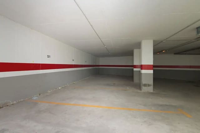Garage til salg i Centro - Sagrario, Granada by - € 50.000 (Ref: 9837437)