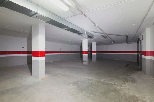 Garage til salg i Centro - Sagrario, Granada by - € 50.000 (Ref: 9837437)