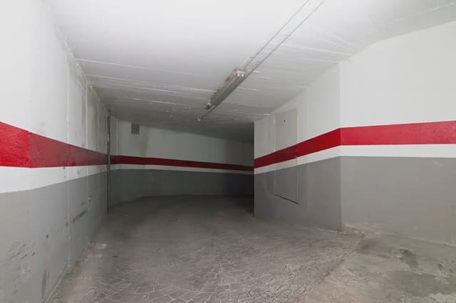 Garage til salg i Centro - Sagrario, Granada by - € 50.000 (Ref: 9837437)