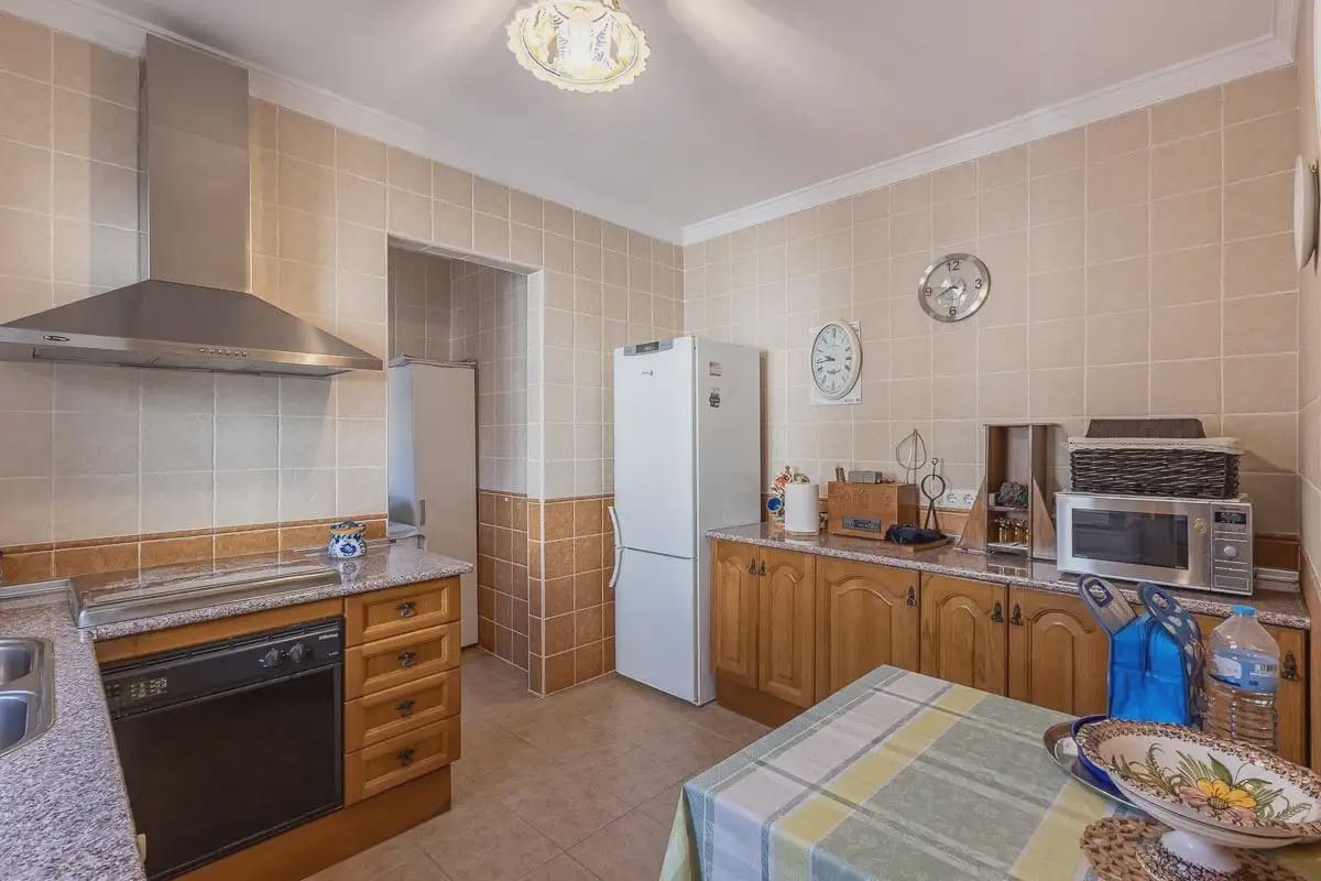 Byhus til salg i Jatar med garage - € 144.000 (Ref: 9837441)