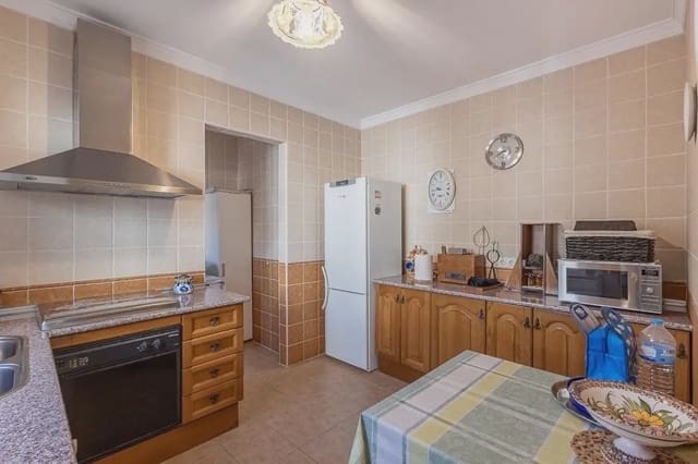 Byhus til salg i Jatar med garage - € 144.000 (Ref: 9837441)