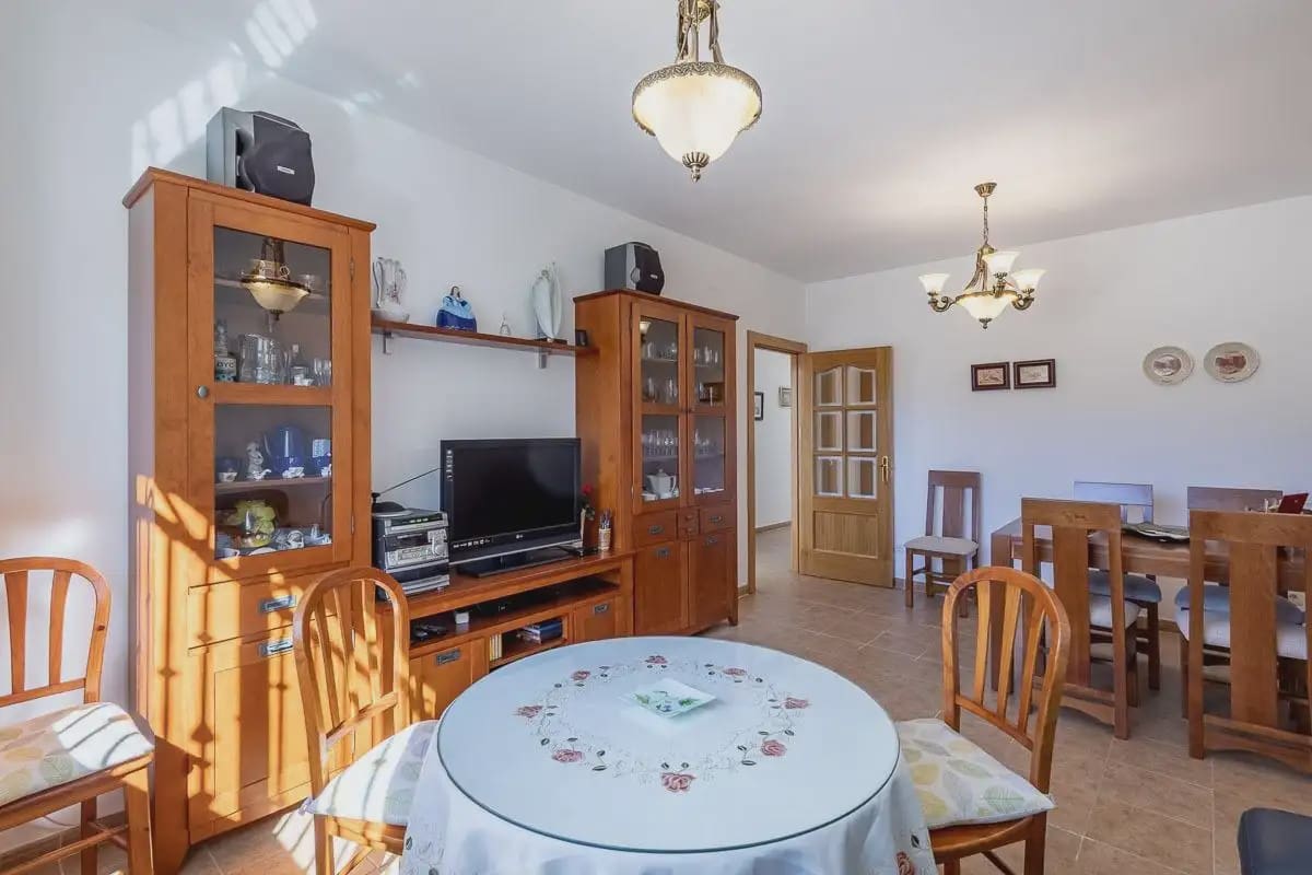 Byhus til salg i Jatar med garage - € 144.000 (Ref: 9837441)