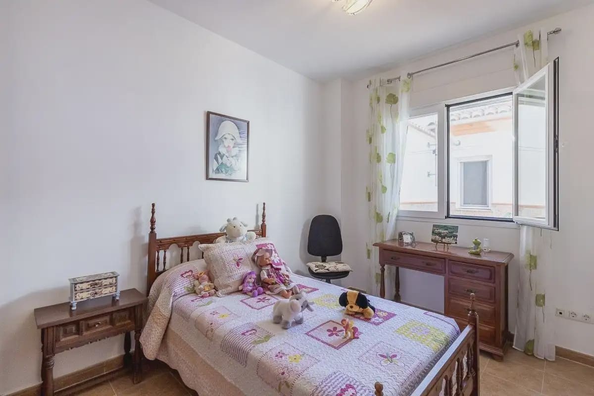 Byhus til salg i Jatar med garage - € 144.000 (Ref: 9837441)