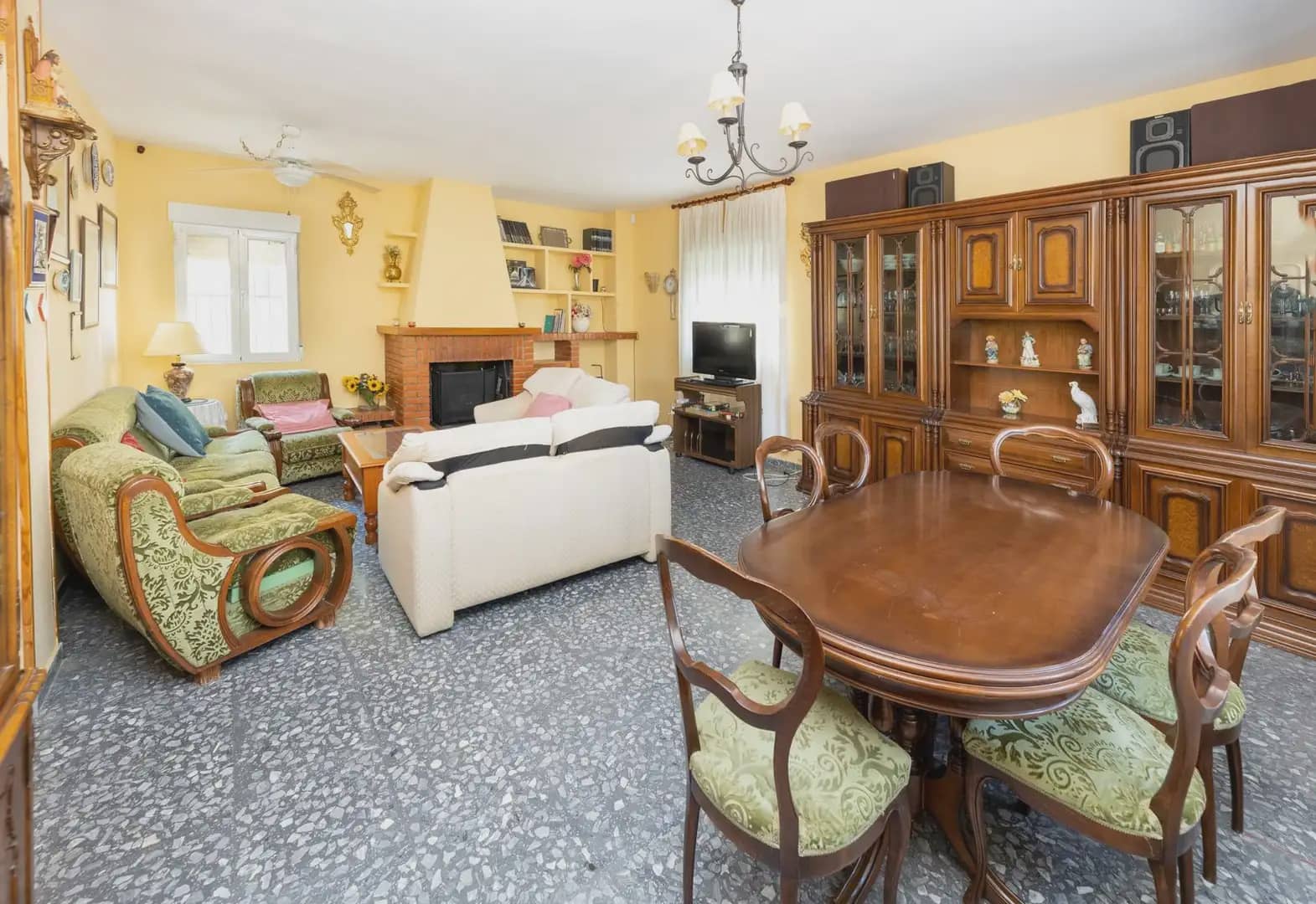 Finca/Herregård til salgs i Dilar med svømmebasseng garasje - € 325 000 (Ref: 9837445)