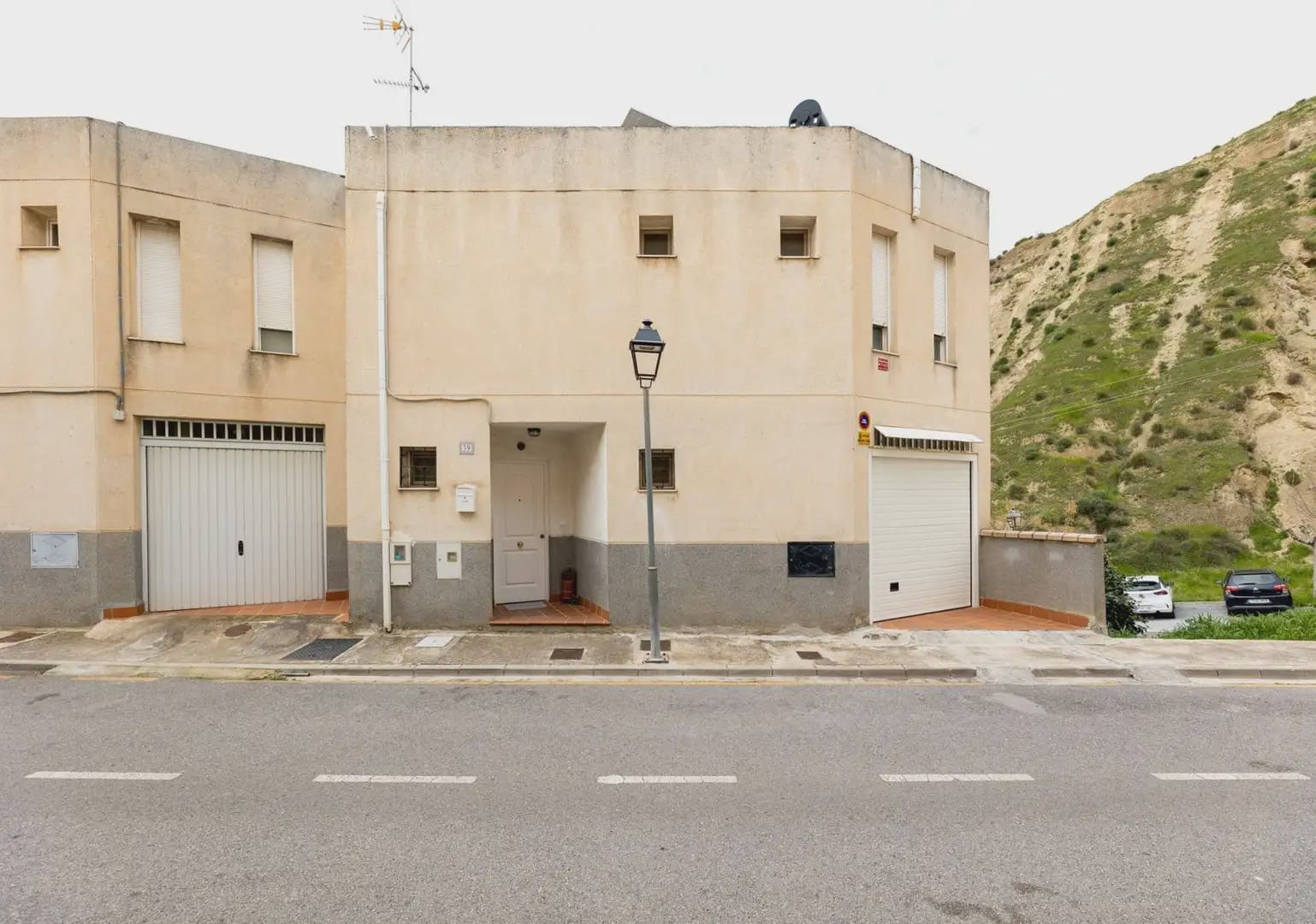 Terraced Villa for sale in Cenes de la Vega with garage - € 215,000 (Ref: 9837448)