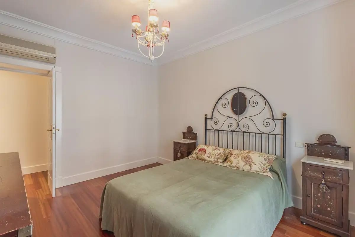 Flat for sale in Granada city - € 565,000 (Ref: 9837449)