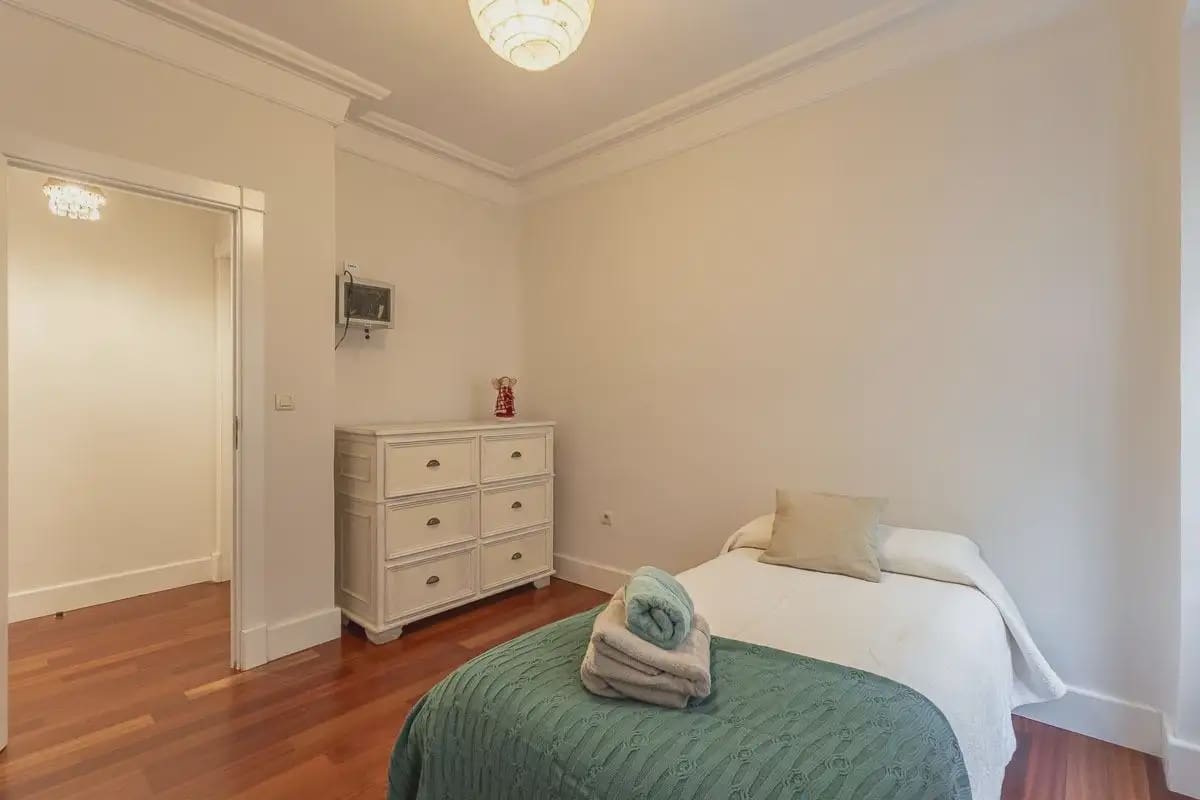 Flat for sale in Granada city - € 565,000 (Ref: 9837449)