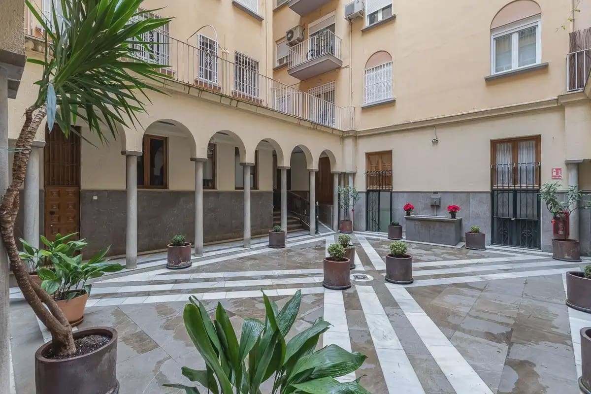 Flat for sale in Granada city - € 565,000 (Ref: 9837449)