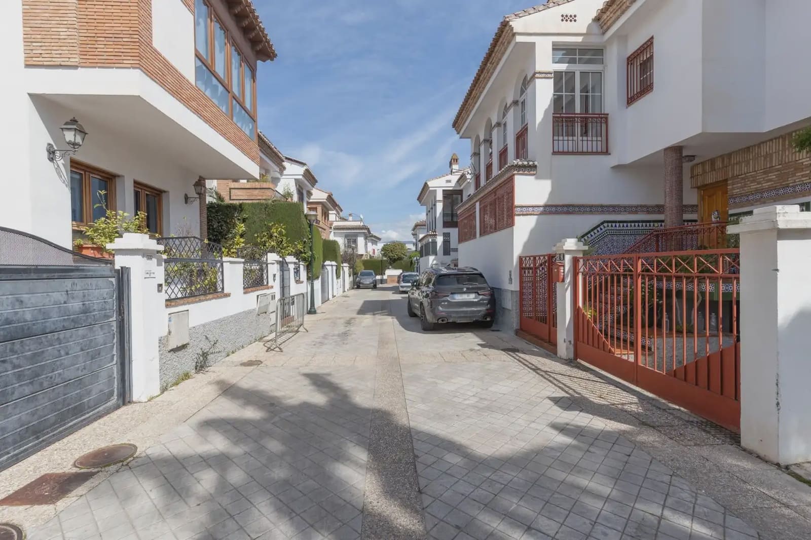 5 bedroom Villa for sale in Granada city with pool garage - € 780,000 (Ref: 9837454)