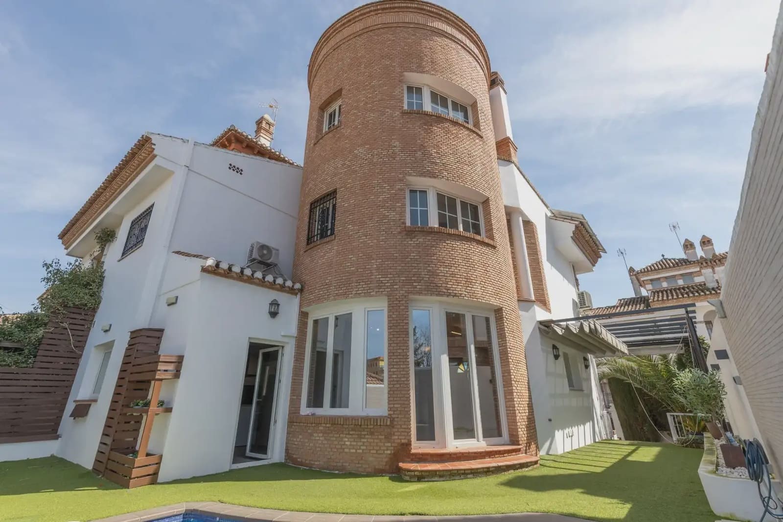 5 bedroom Villa for sale in Granada city with pool garage - € 780,000 (Ref: 9837454)