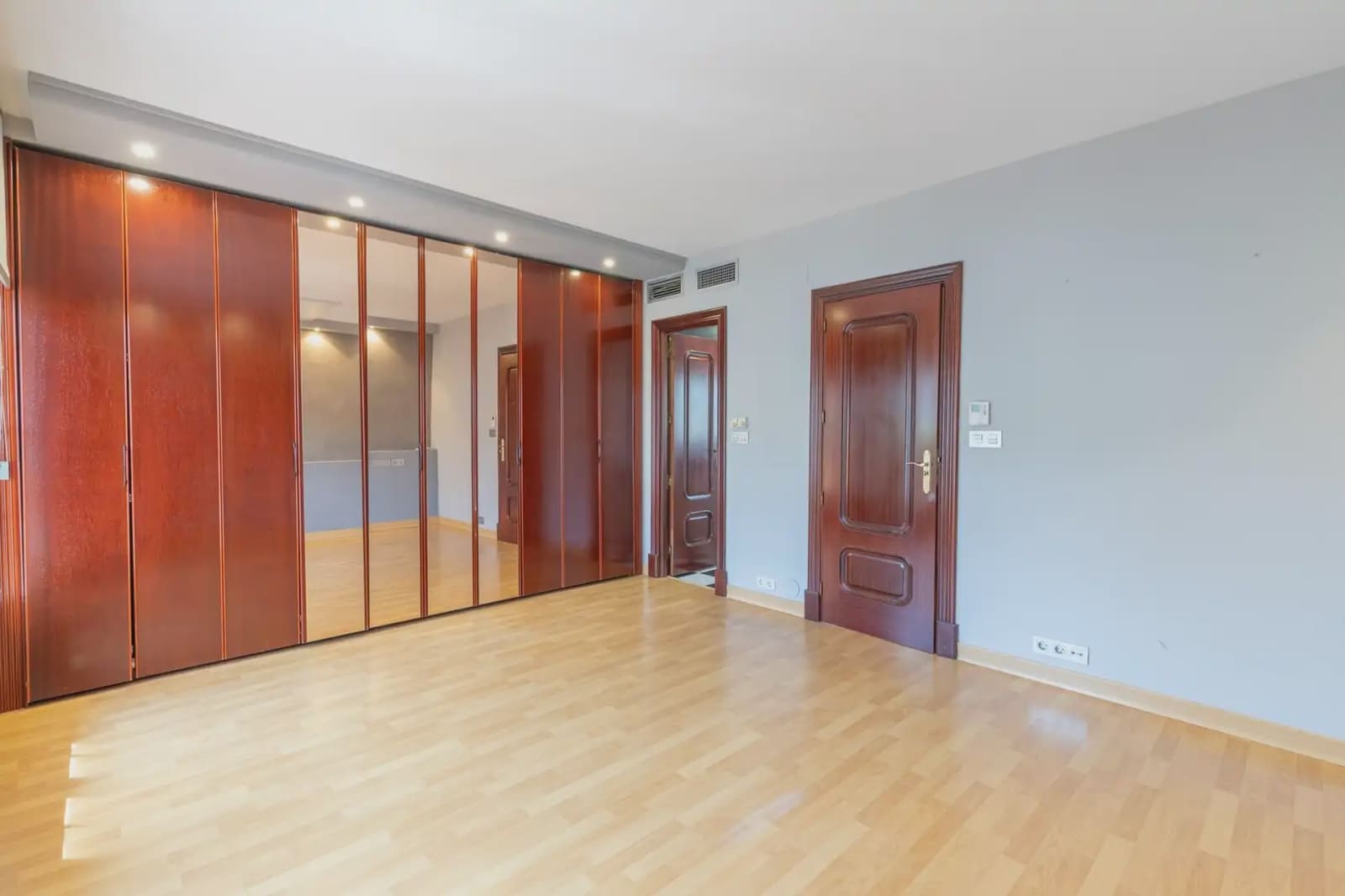 5 bedroom Villa for sale in Granada city with pool garage - € 780,000 (Ref: 9837454)