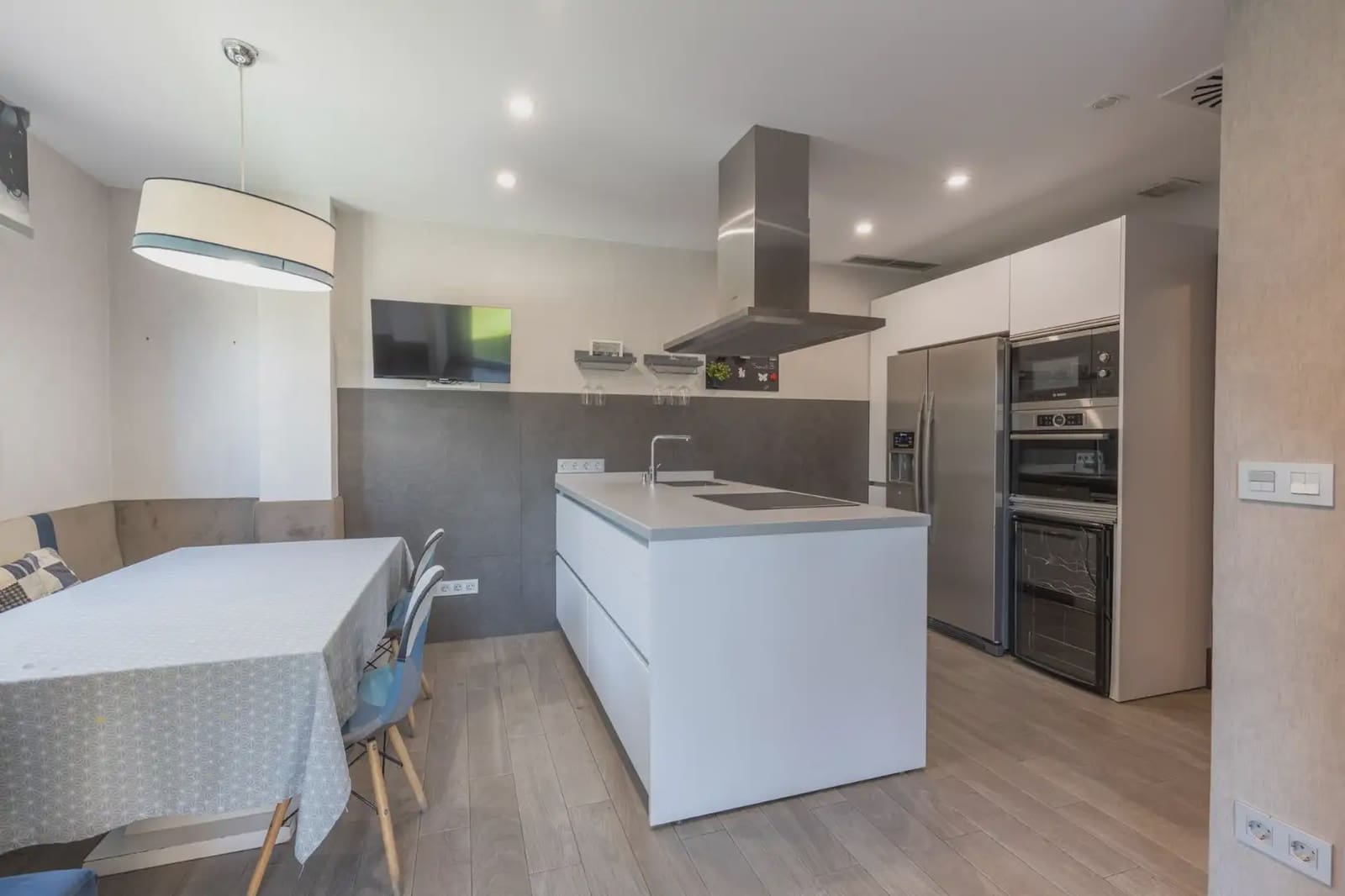 5 bedroom Villa for sale in Granada city with pool garage - € 780,000 (Ref: 9837454)