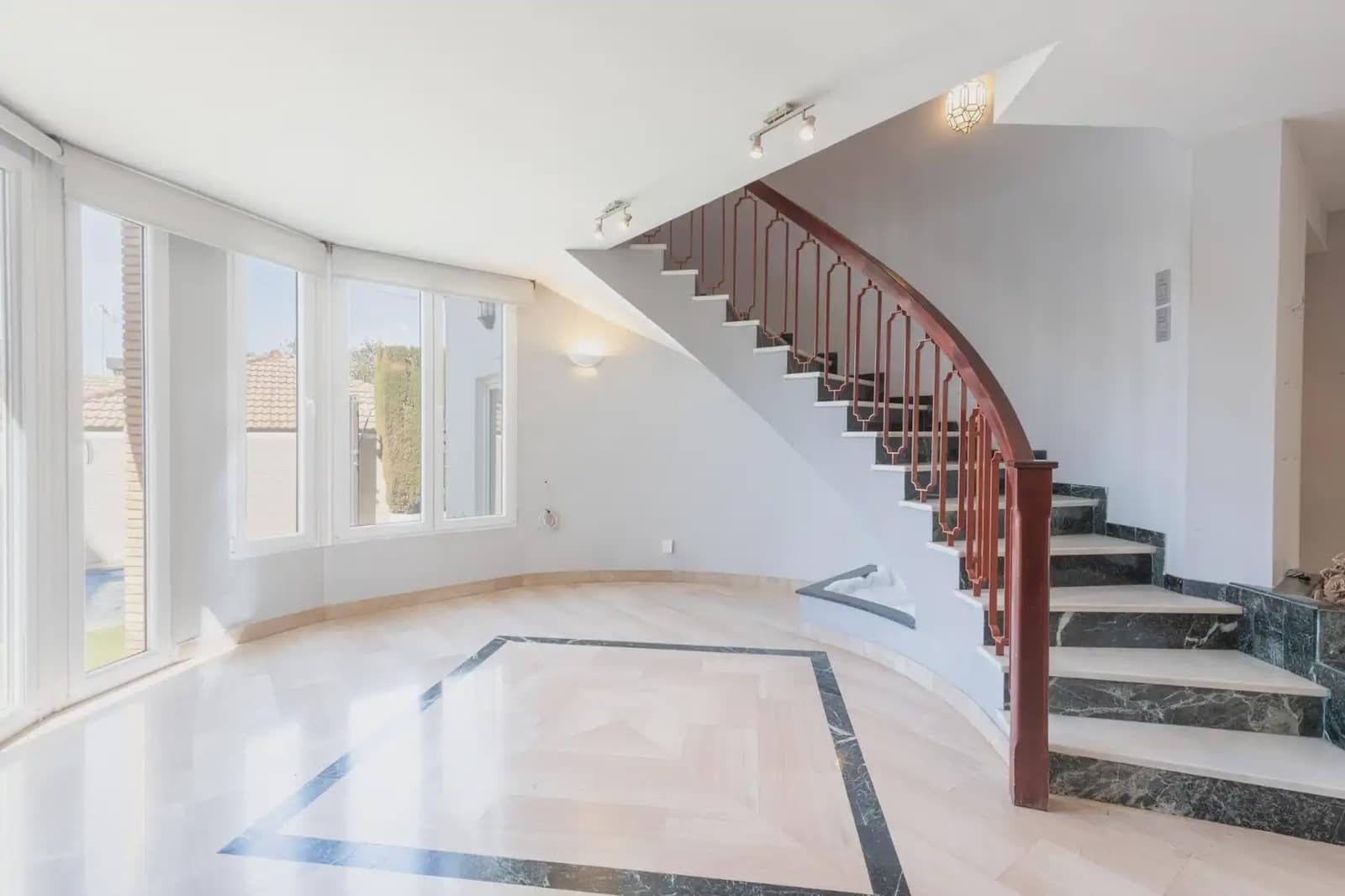 5 bedroom Villa for sale in Granada city with pool garage - € 780,000 (Ref: 9837454)