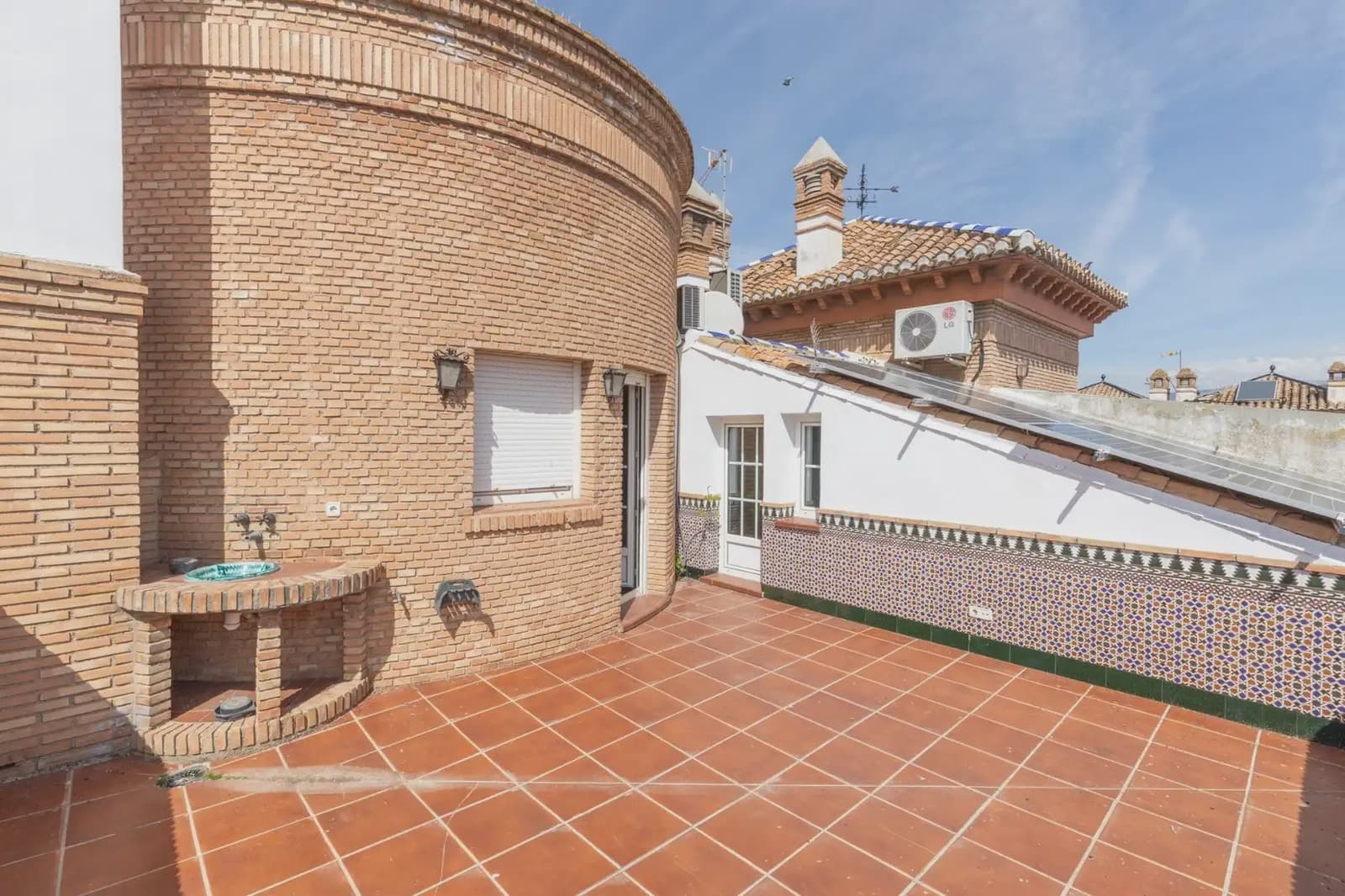 5 bedroom Villa for sale in Granada city with pool garage - € 780,000 (Ref: 9837454)