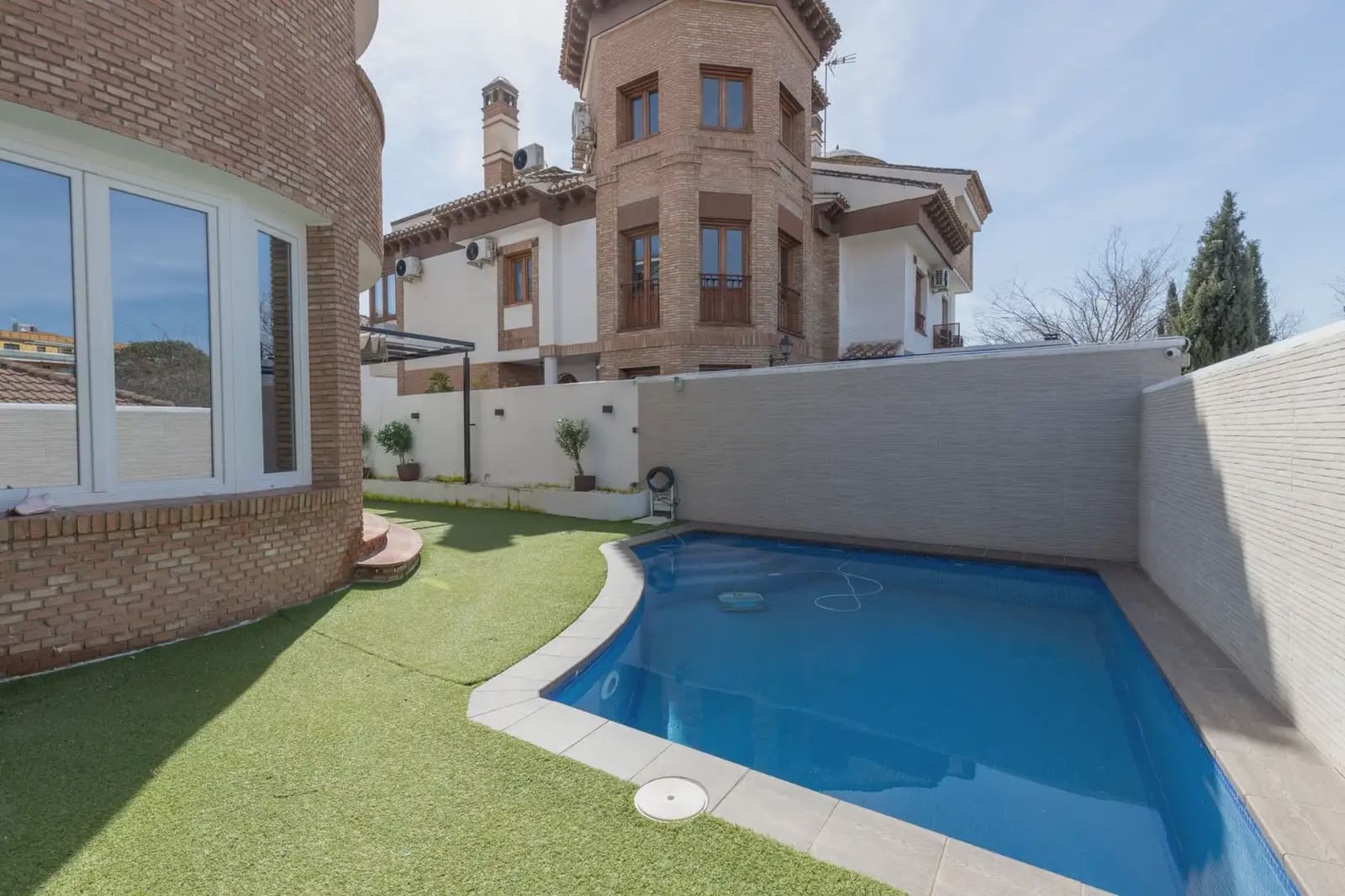 5 bedroom Villa for sale in Granada city with pool garage - € 780,000 (Ref: 9837454)