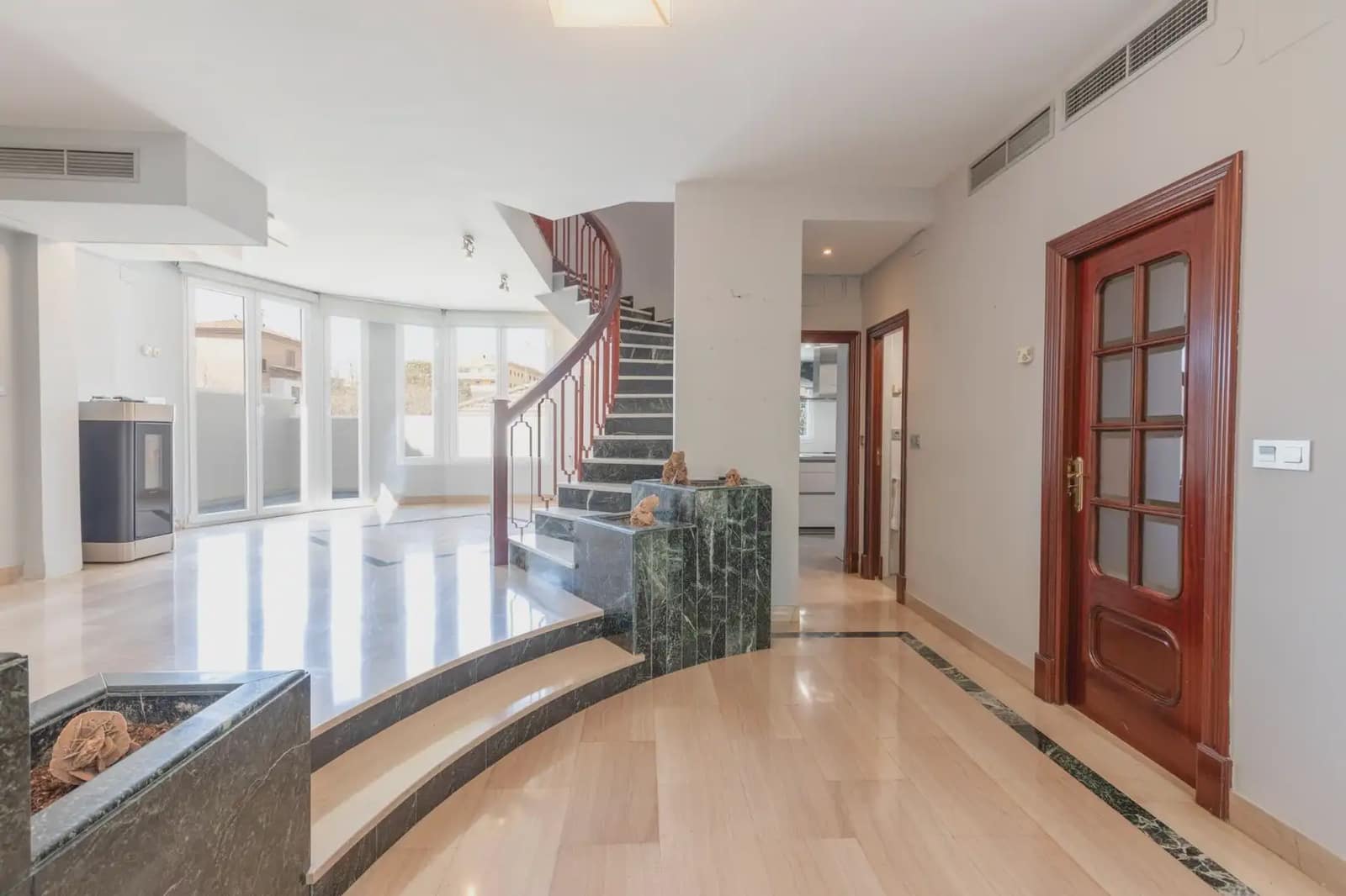 5 bedroom Villa for sale in Granada city with pool garage - € 780,000 (Ref: 9837454)