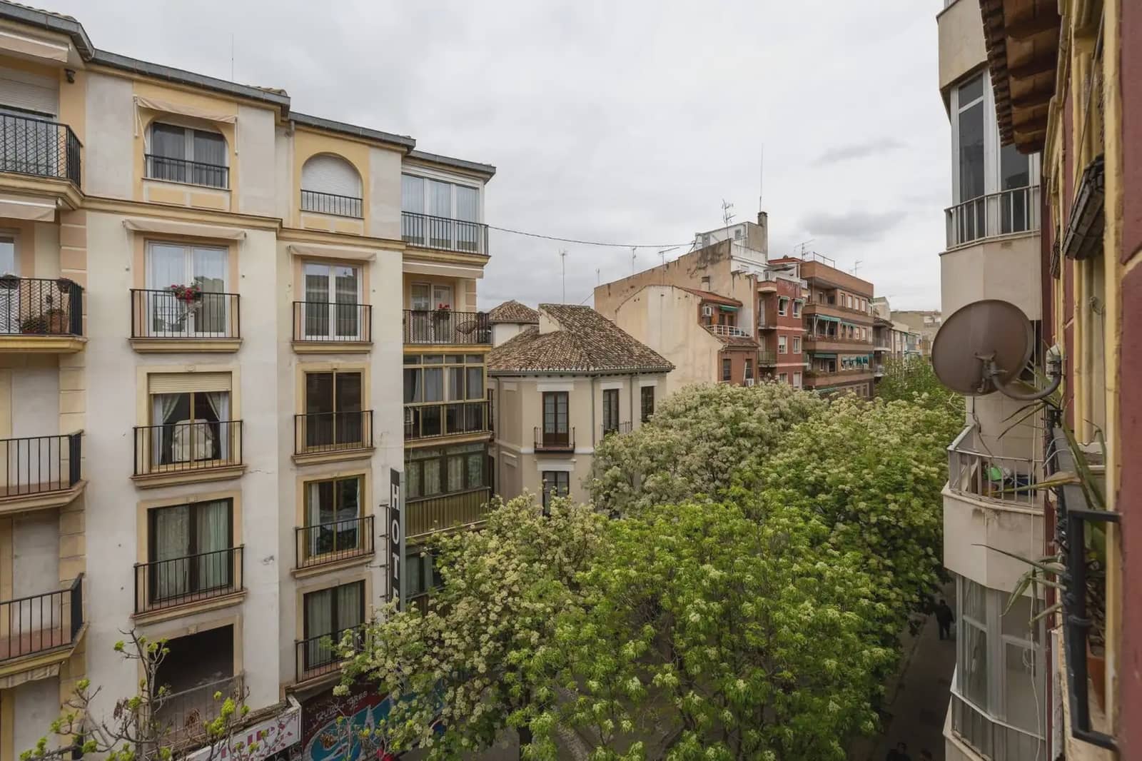Flat for sale in Granada city - € 195,000 (Ref: 9837463)