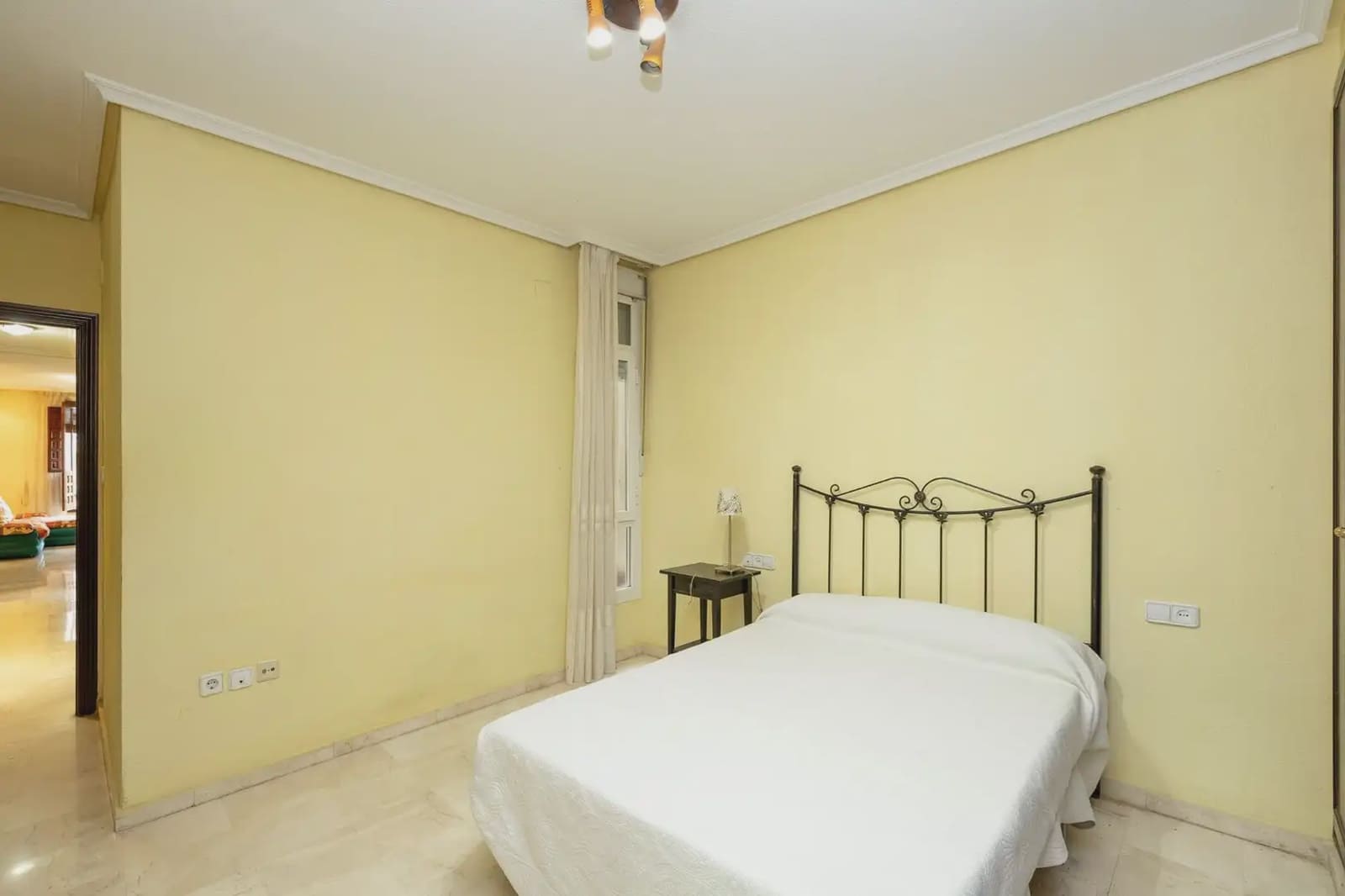 Flat for sale in Granada city - € 195,000 (Ref: 9837463)