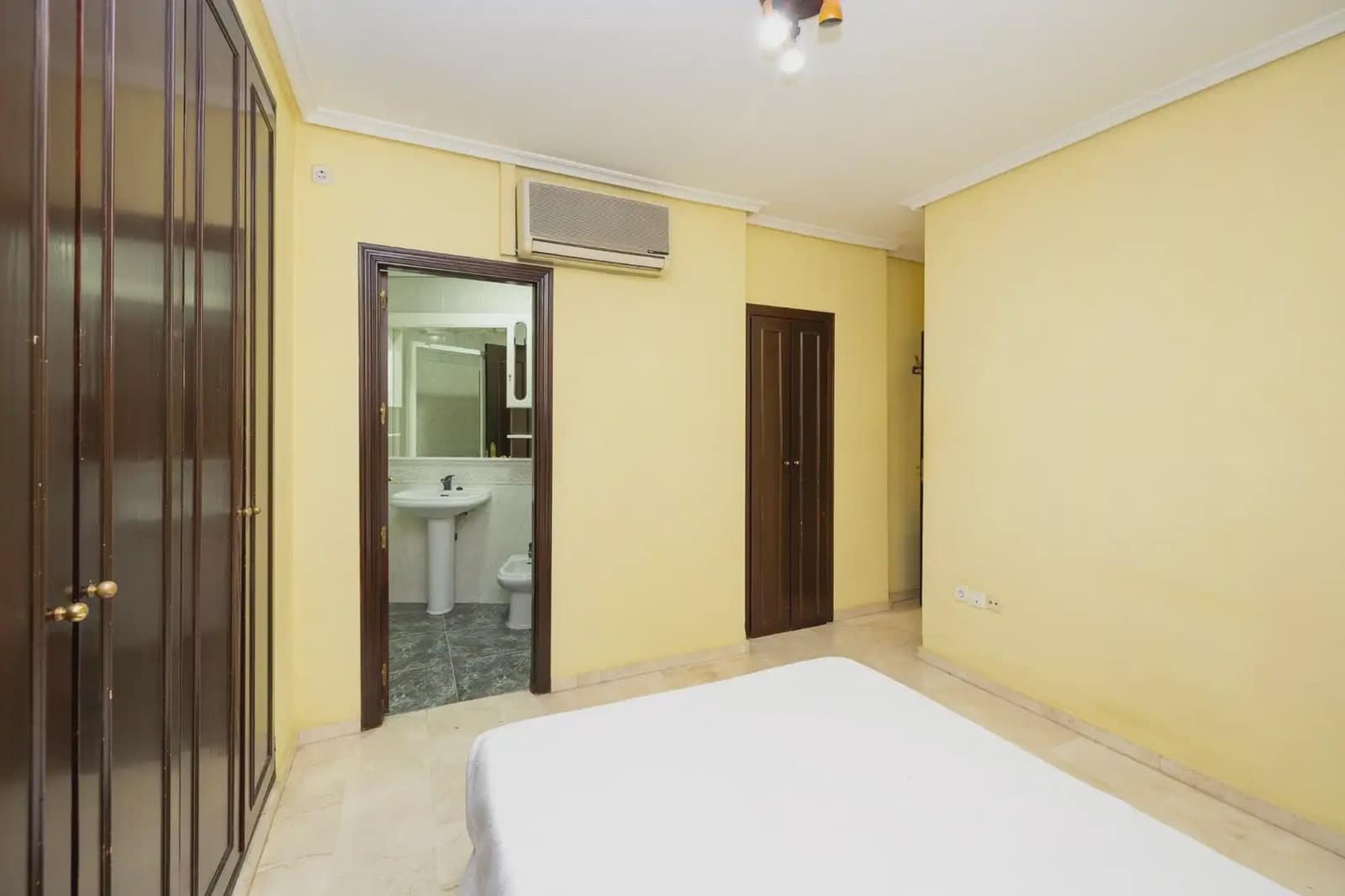 Flat for sale in Granada city - € 195,000 (Ref: 9837463)