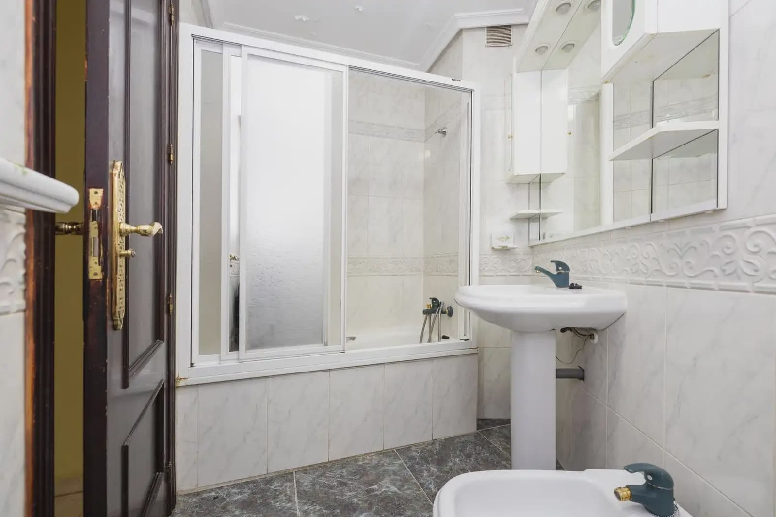 Flat for sale in Granada city - € 195,000 (Ref: 9837463)
