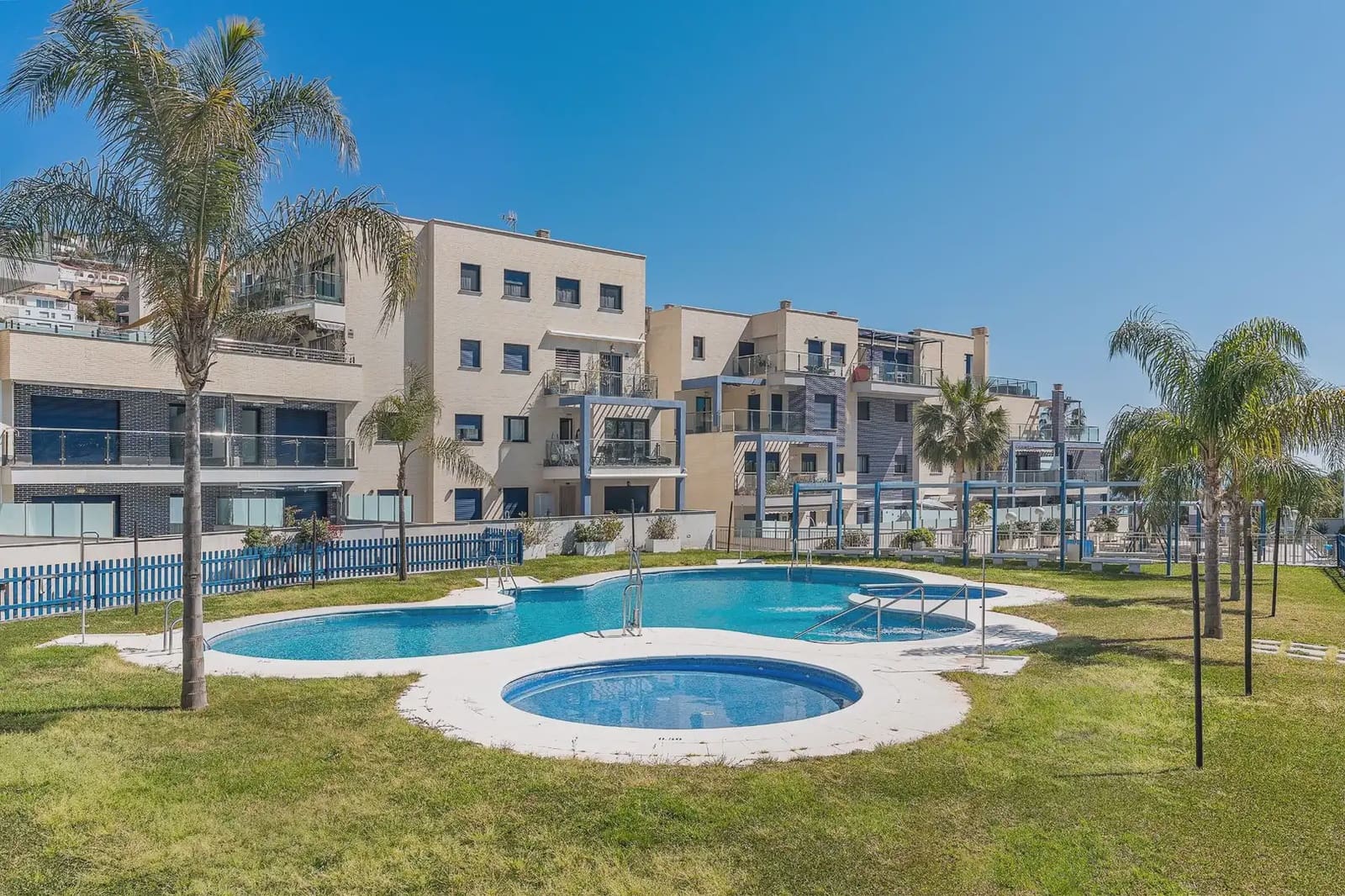 Flat for sale in Almunecar with pool garage - € 355,000 (Ref: 9837481)