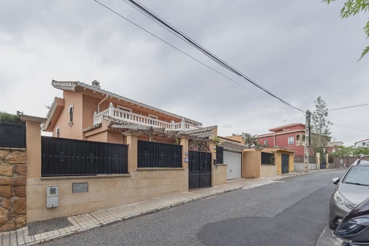Villa/Maison à vendre à Gojar avec piscine garage - 425 000 € (Ref: 9837487)