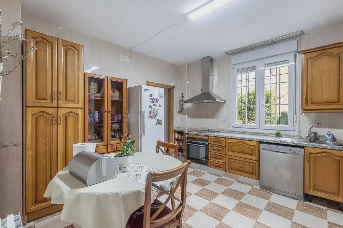 Villa/Maison à vendre à Gojar avec piscine garage - 425 000 € (Ref: 9837487)