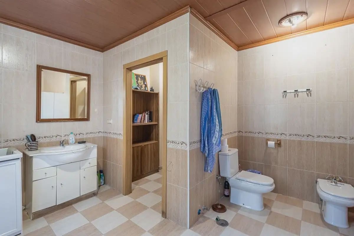 Villa/Maison à vendre à Gojar avec piscine garage - 425 000 € (Ref: 9837487)