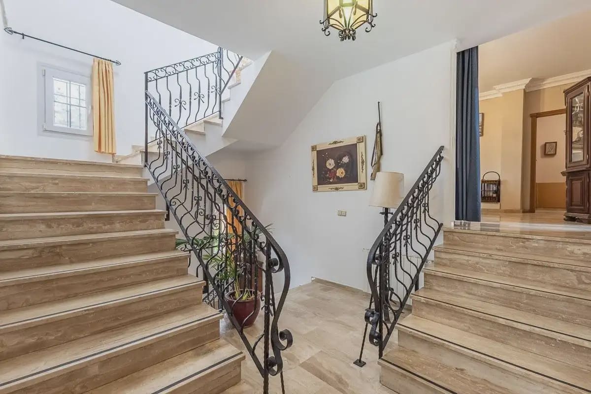 Villa/Maison à vendre à Gojar avec piscine garage - 425 000 € (Ref: 9837487)